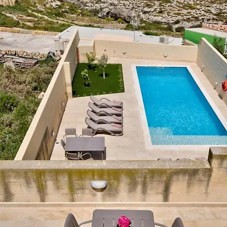 Ta Xandru Holiday In With A Large Swimming Pool Munxar
