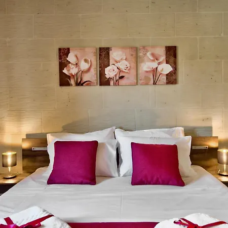 Ta Xandru Holiday In With A Large Swimming Pool Holiday home