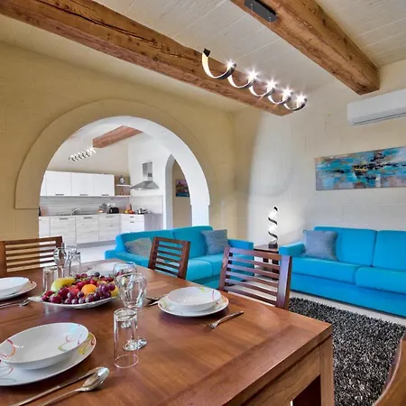 Σπίτι διακοπών Ta Xandru Holiday In With A Large Swimming Pool
